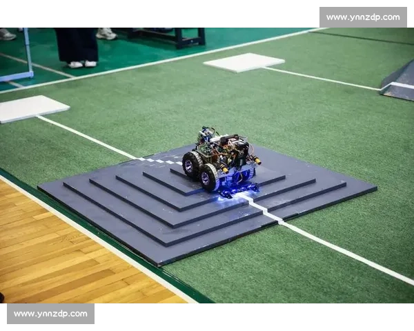 机器人足球赛连环翻车，担架员成意外主角